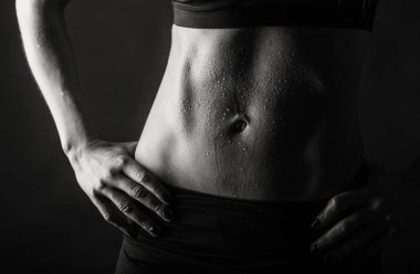 Zarif eğitim, kaslı kadın siyah bir zemin üzerine