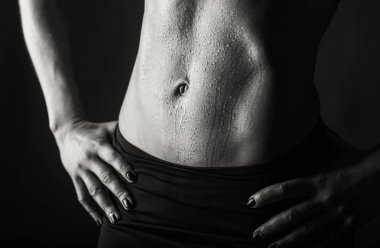 Zarif eğitim, kaslı kadın siyah bir zemin üzerine