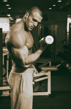 Spor salonunda yakışıklı kaslı adam