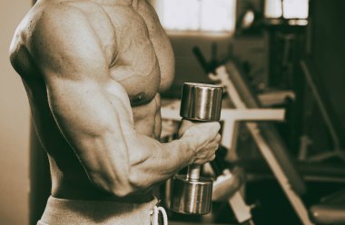 Spor salonunda yakışıklı kaslı adam