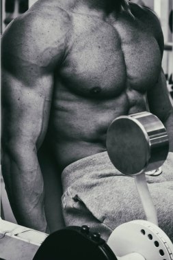 Güçlü adam. Spor kas eğitim. Spor eğitim.