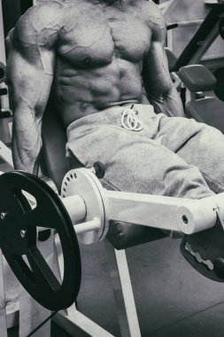 Güçlü adam. Spor kas eğitim. Spor eğitim.