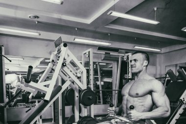 Güçlü adam. Spor kas eğitim. Spor eğitim.