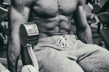 Güçlü adam. Spor kas eğitim. Spor eğitim.