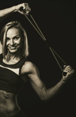 Kadın fitness. Koyu bir arka plan üzerinde Spor kız, siyah beyaz fotoğraf.