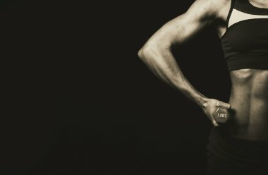 Kadın fitness. Koyu bir arka plan üzerinde Spor kız, siyah beyaz fotoğraf.