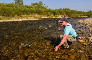 Dağ Nehri üzerinde Balık tutma. Kıyıdaki balıkçı. Yaz Ac