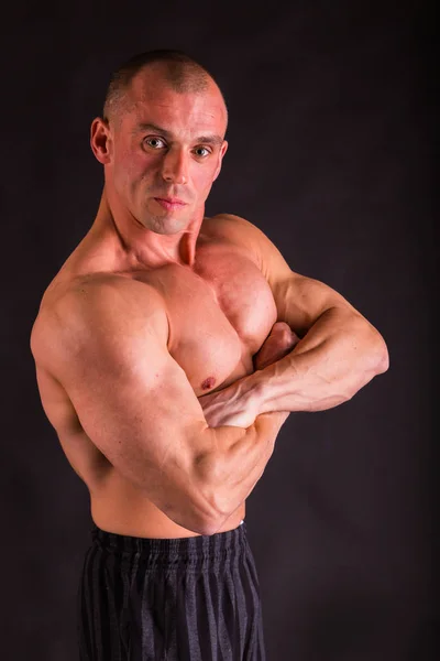 A man with a gorgeous muscular body on a black background — Stock Photo, Image