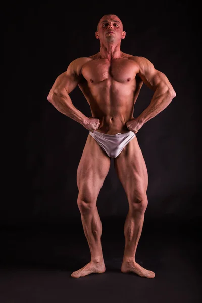 Muž s nádhernou svalnaté tělo na černém pozadí — Stock fotografie