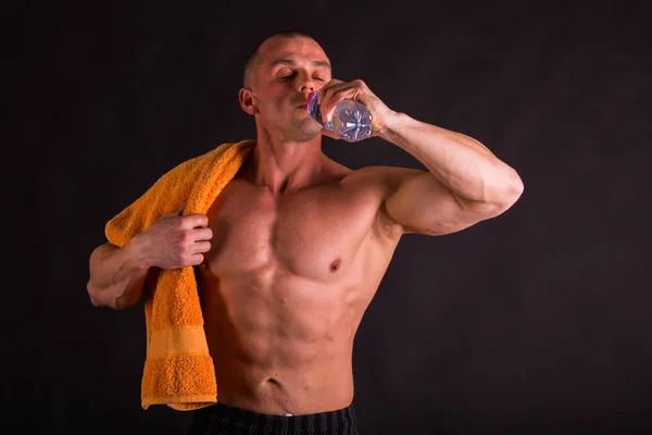 A man with a gorgeous muscular body on a black background — Stock Photo, Image