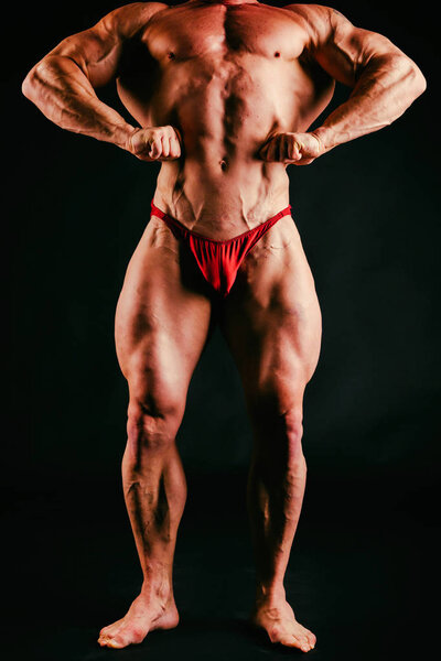 Человек с великолепным мускулистым телом на черном фоне
