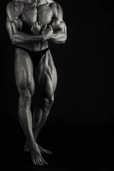 Bodybuilder montrant son dos et les muscles biceps, fitnes personnels — Photo