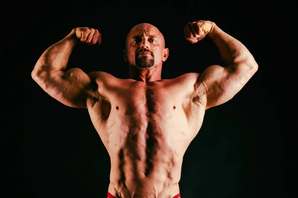 A man with a gorgeous muscular body on a black background — Stock Photo, Image