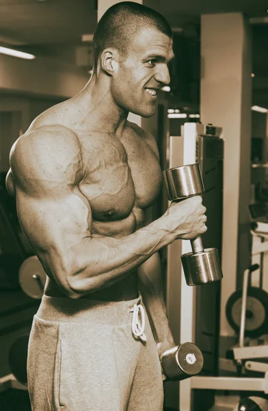 Beau mec musclé dans la salle de gym — Photo