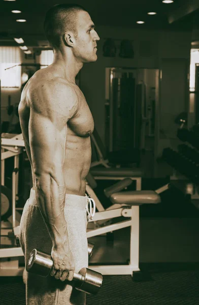 Красивый мускулистый парень в спортзале — стоковое фото