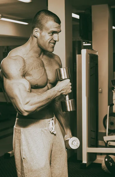 Beau mec musclé dans la salle de gym — Photo