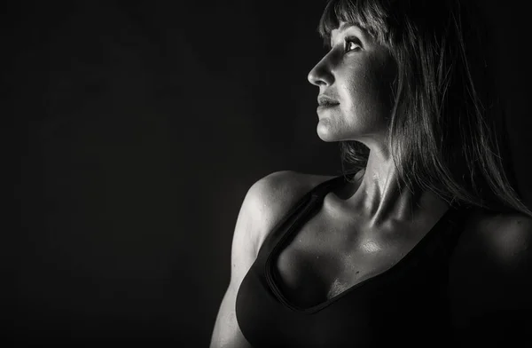 우아한 훈련, 검은색에 근육 질 여자 — 스톡 사진
