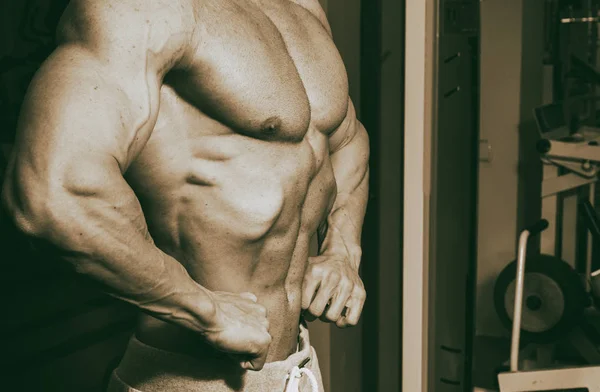 Bonito muscular cara no ginásio — Fotografia de Stock