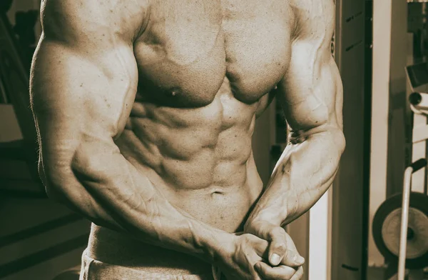 Bonito muscular cara no ginásio — Fotografia de Stock