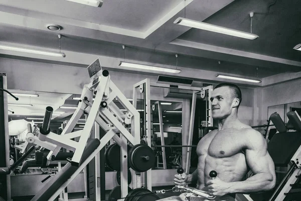 Un hombre fuerte. Entrenamiento muscular en el gimnasio. Entrenamiento en el gimnasio . — Foto de Stock