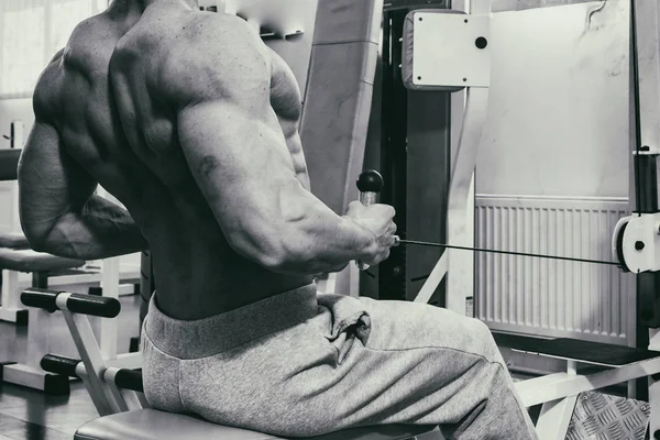 Un hombre fuerte. Entrenamiento muscular en el gimnasio. Entrenamiento en el gimnasio . —  Fotos de Stock