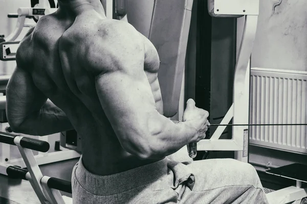 Un hombre fuerte. Entrenamiento muscular en el gimnasio. Entrenamiento en el gimnasio . — Foto de Stock