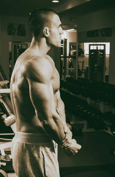 Guapo musculoso chico en el gimnasio —  Fotos de Stock