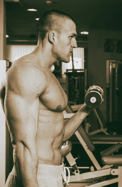 Beau mec musclé dans la salle de gym — Photo