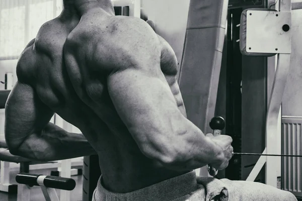 Un hombre fuerte. Entrenamiento muscular en el gimnasio. Entrenamiento en el gimnasio . —  Fotos de Stock