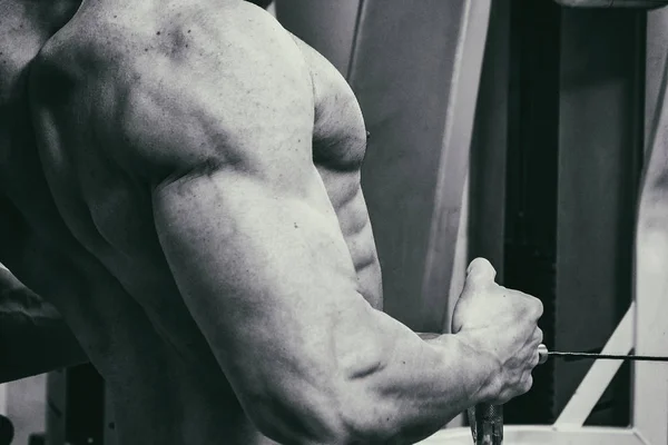 Homem forte. Treino muscular no ginásio. Treinamento no ginásio . — Fotografia de Stock