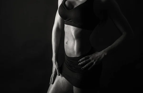 Elegantní školení, svalnatá závodnice na černém pozadí — Stock fotografie