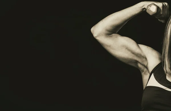 Kadın fitness. Koyu bir arka plan üzerinde Spor kız, siyah beyaz fotoğraf. — Stok fotoğraf