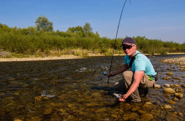 Pesca en el río de montaña. Pescador en la orilla. Verano Ac — Foto de Stock