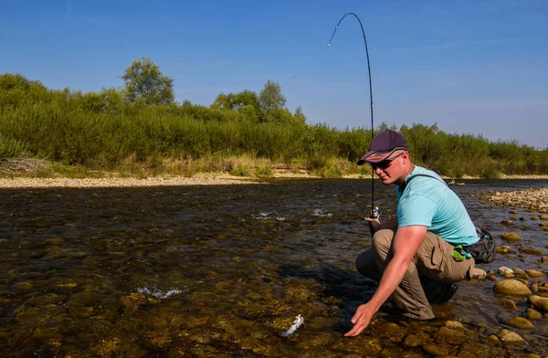 Pesca sul fiume di montagna. Pescatore sulla riva. Estate AC — Foto Stock