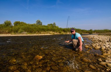 Dağ Nehri üzerinde Balık tutma. Kıyıdaki balıkçı. Yaz Ac