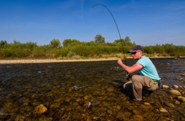 Dağ Nehri üzerinde Balık tutma. Kıyıdaki balıkçı. Yaz Ac