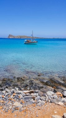 Mavi su ile güzel liman