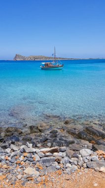 Mavi su ile güzel liman