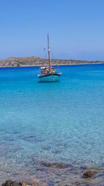 Mavi su ile güzel liman