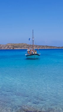 Mavi su ile güzel liman