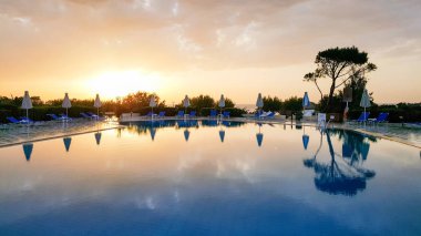 Hotel at günbatımı güzel bir Yüzme Havuzu