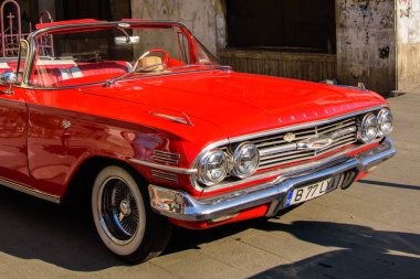 07.12.16. Bükreş Romanya. Lüks Chevrolet Impala Viyadükler üzerinde