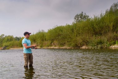 Dağ Nehri üzerinde Balık tutma. Alabalık balıkçılık. Balıkçı, balıkçılık 