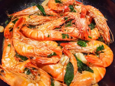 Kızarmış karides bir plaka üzerinde.