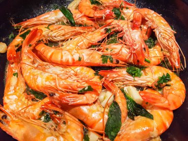 Kızarmış karides bir plaka üzerinde.