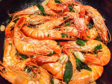 Kızarmış karides bir plaka üzerinde.