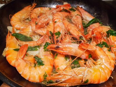 Kızarmış karides bir plaka üzerinde.