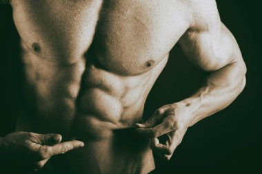 siyah bir arka plan güzel vücut geliştirmeci