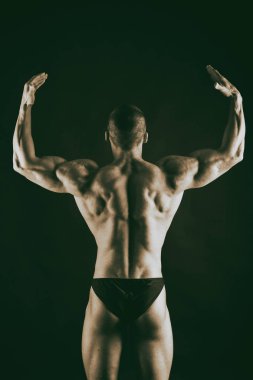 siyah bir arka plan güzel vücut geliştirmeci