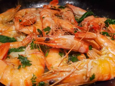 Kızarmış karides bir plaka üzerinde.